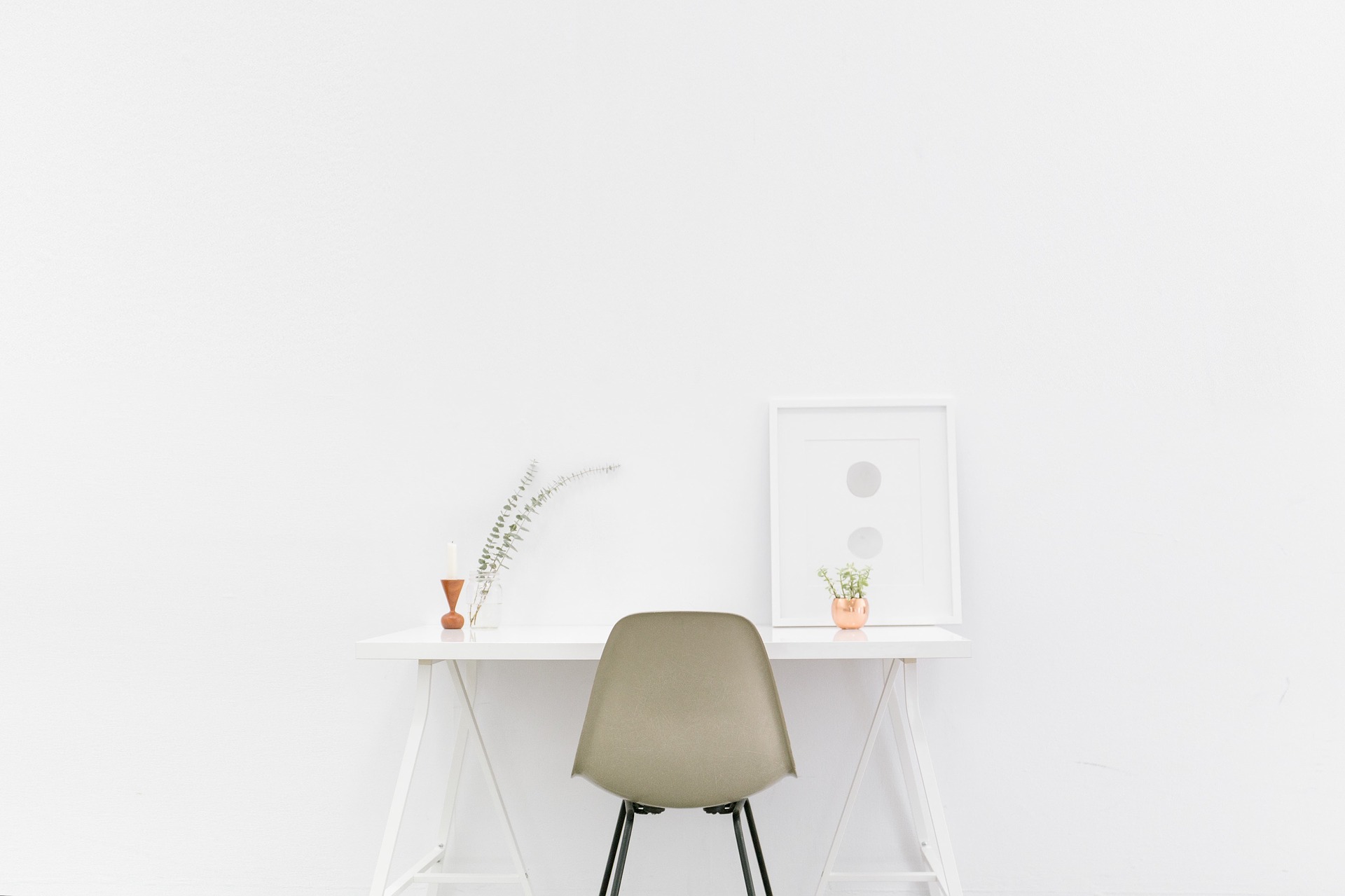 biały stolik, beżowe krzesło